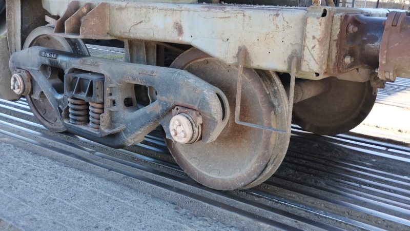 Descarril un vagn abajo del puente de la avenida Coln